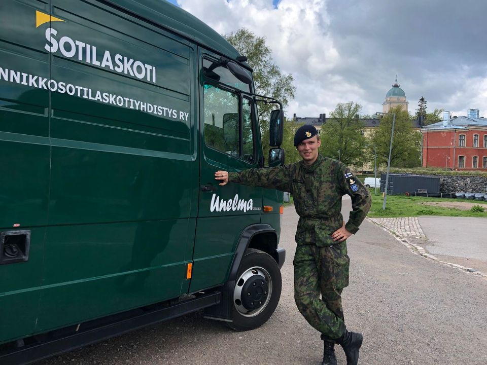 Sotilaskotiauto Unelma Suomenlinnan Sotamuseon pihassa