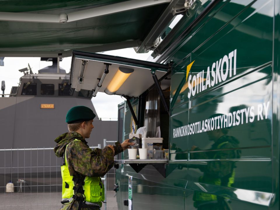 Rannikkosotilaskotiyhdistyksen sotilaskotiauto Unelma