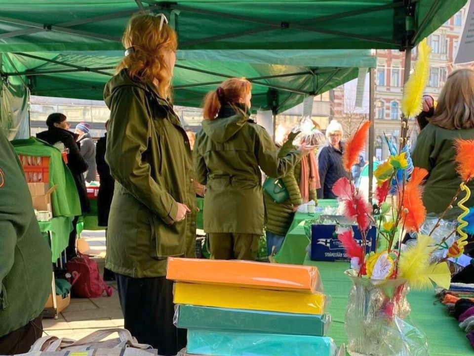 Rannikkosotilaskotiyhdistyksen pääsiäismyyjäiset Kolmen sepän aukiolla 30.3.2024