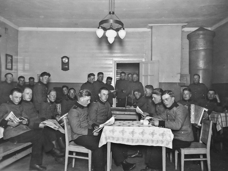 Varusmiehiä Russarön sotilskodissa 1920-luvun lopulla, Rannikkosotilaskotiyhdistys