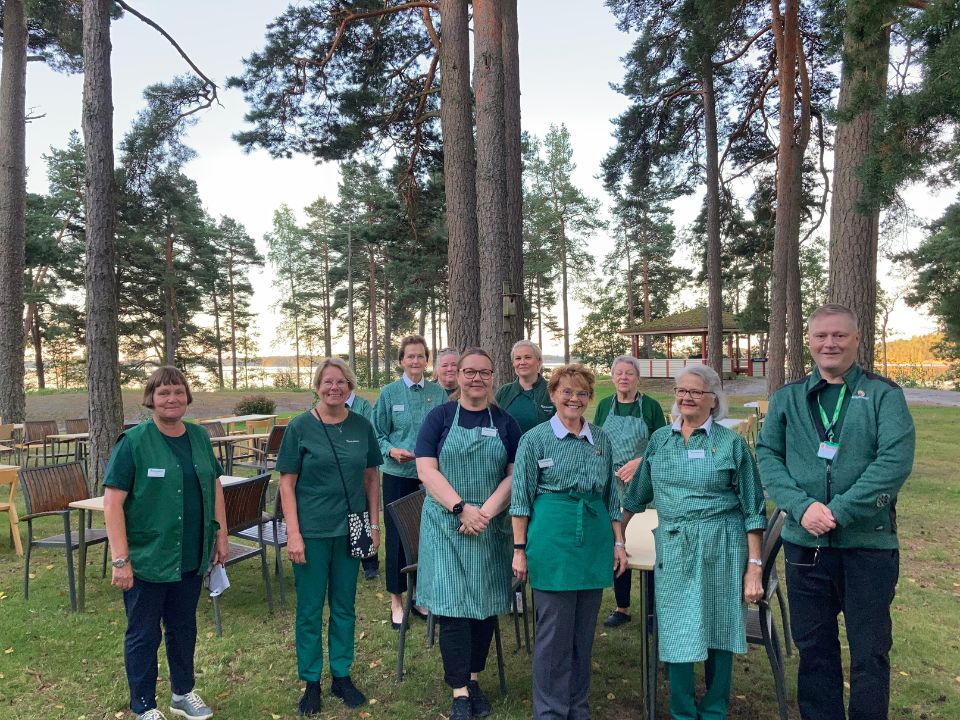Vapaaehtoisia jäseniä Upinniemen sotilaskodin pihalla
