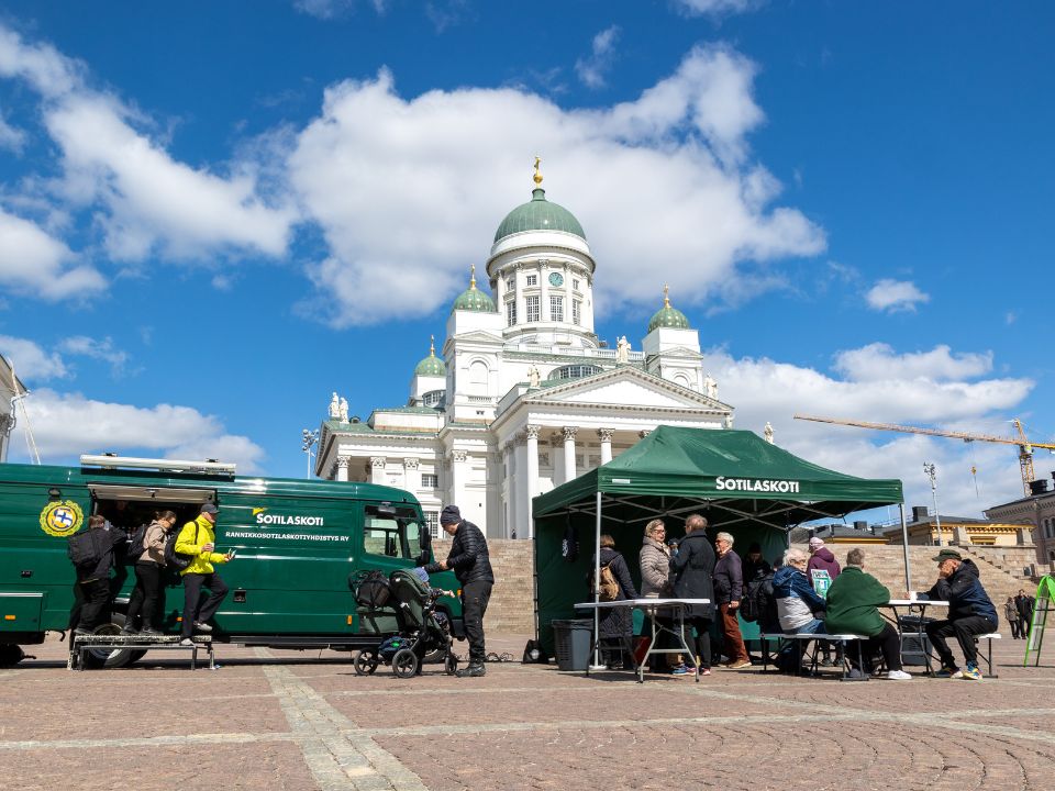 Sotilaskotitoiminnan perinnepäivä Helsingin Senaatintorilla