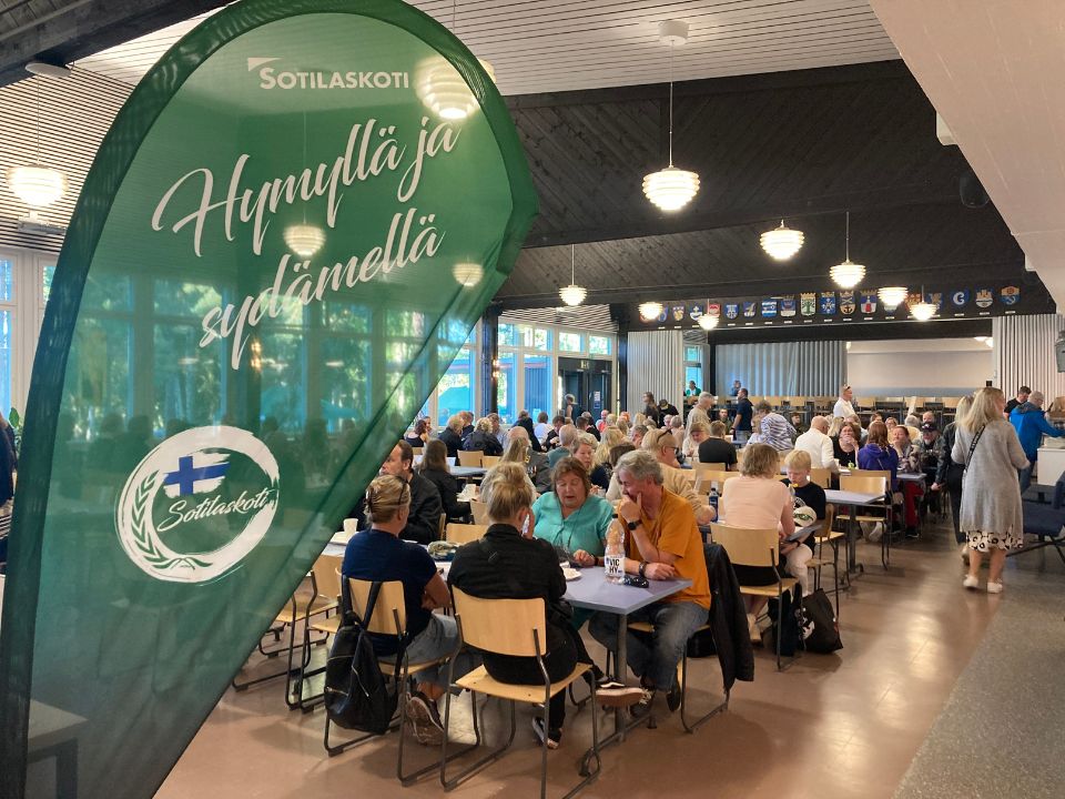 Upinniemen sotilaskodin sali valapäivänä.
