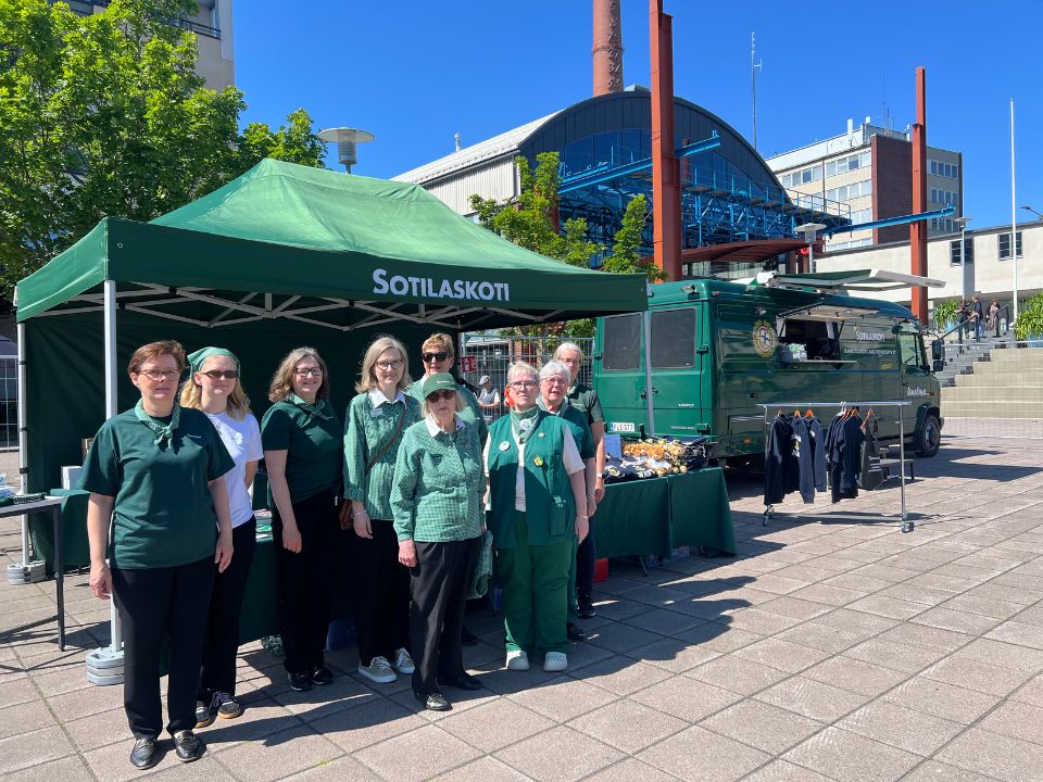 Rannikkosotilaskotiyhdistyksen jäseniä Merivoimien vuosipäivänä 9.7.2025 Turussa