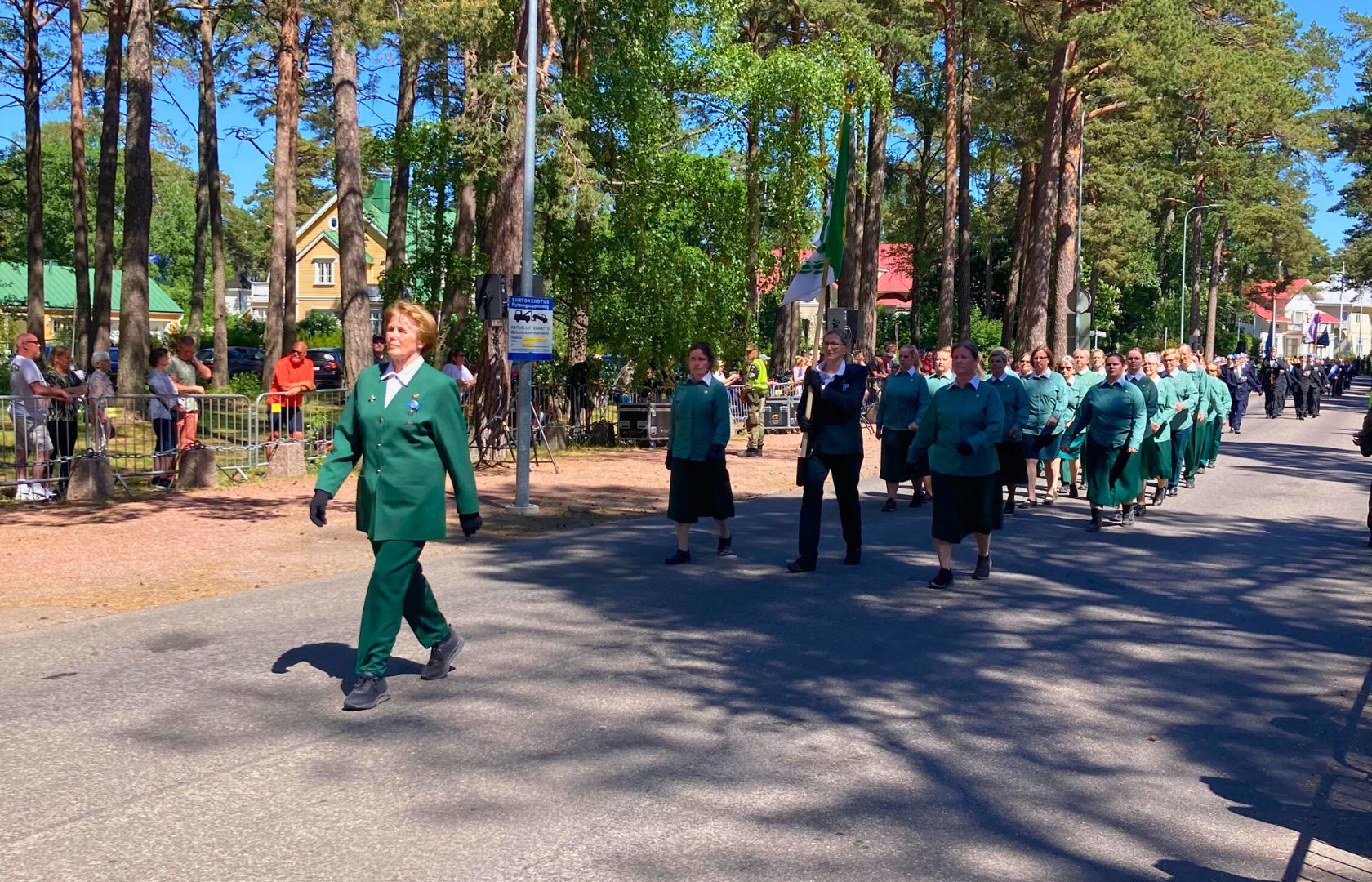 Sotilaskotijärjestön marssiosasto Puolustusvoimain Lippujuhlan päivänä vuonna 2024.