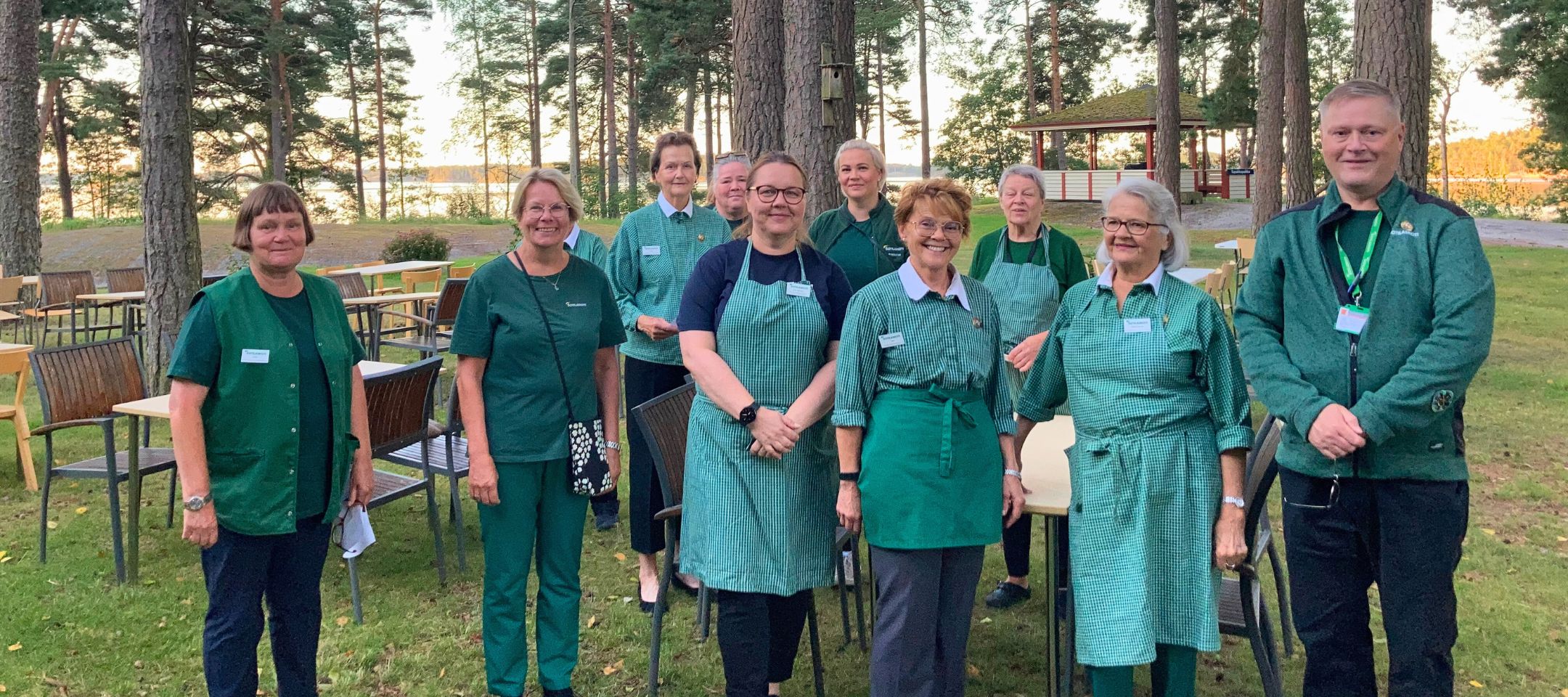 Rannikkosotilaskotiyhdistyksen jäseniä Upinniemen sotilaskodin pihalla.