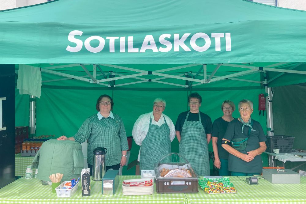 Rannikkosotilaskotiyhdistyksen sotilaskotisisaria Tall Ships Races tapahtumassa Turussa.