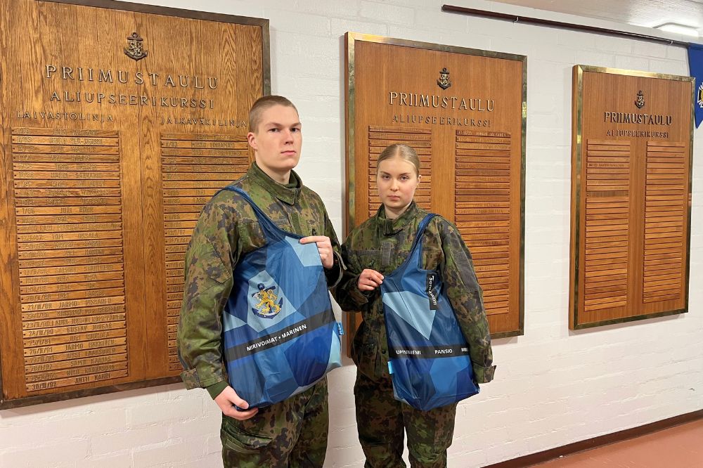 Rannikkosotilaskotiyhdistys lahjoittaa kestokassit uusille alokkaille joka vuosi.