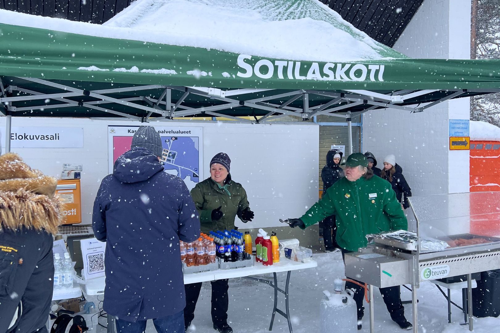 Rannikkosotilaskotiyhdistyksen sotilaskotisisaret valapäivänä helmikuussa Upinniemen sotilaskodin edustalla.