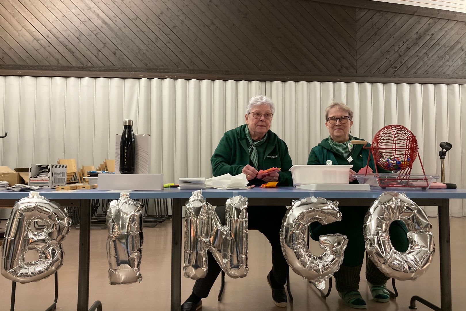 Sotilaskotisisaret bingoemäntinä Upinniemen sotilaskodissa.