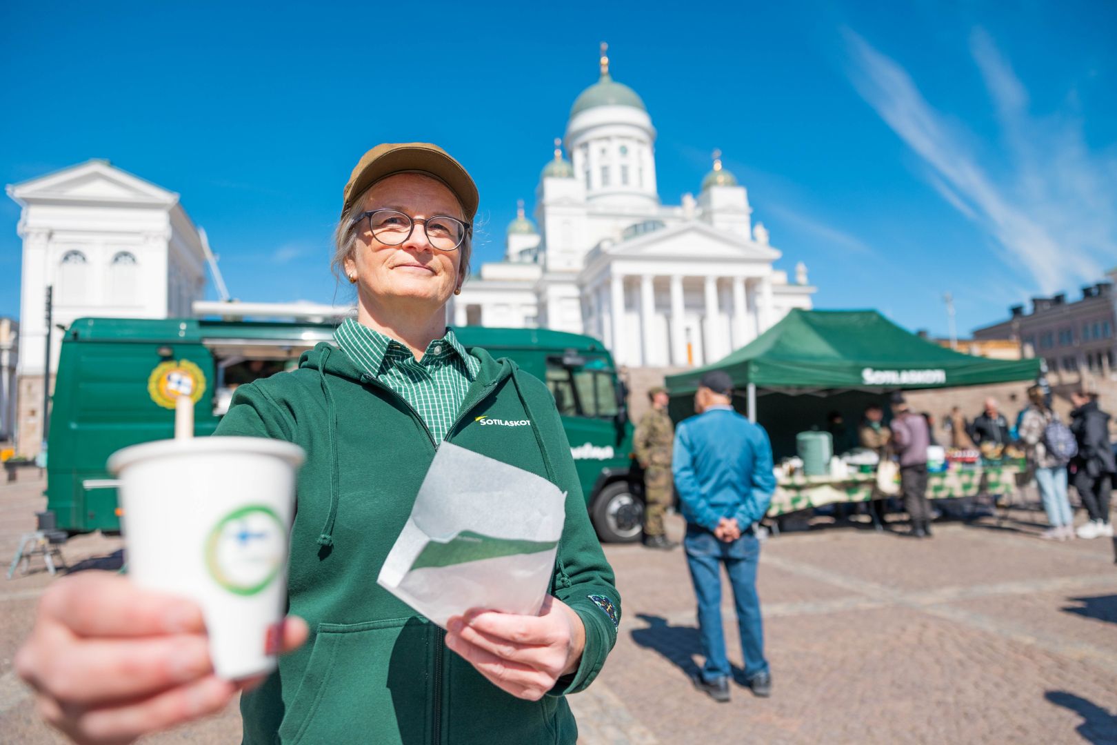 Rannikkosotilaskotiyhdistyksen jäseniä sotilaskotitoiminnan perinnepäivänä 7.5. Senaatintorilla.