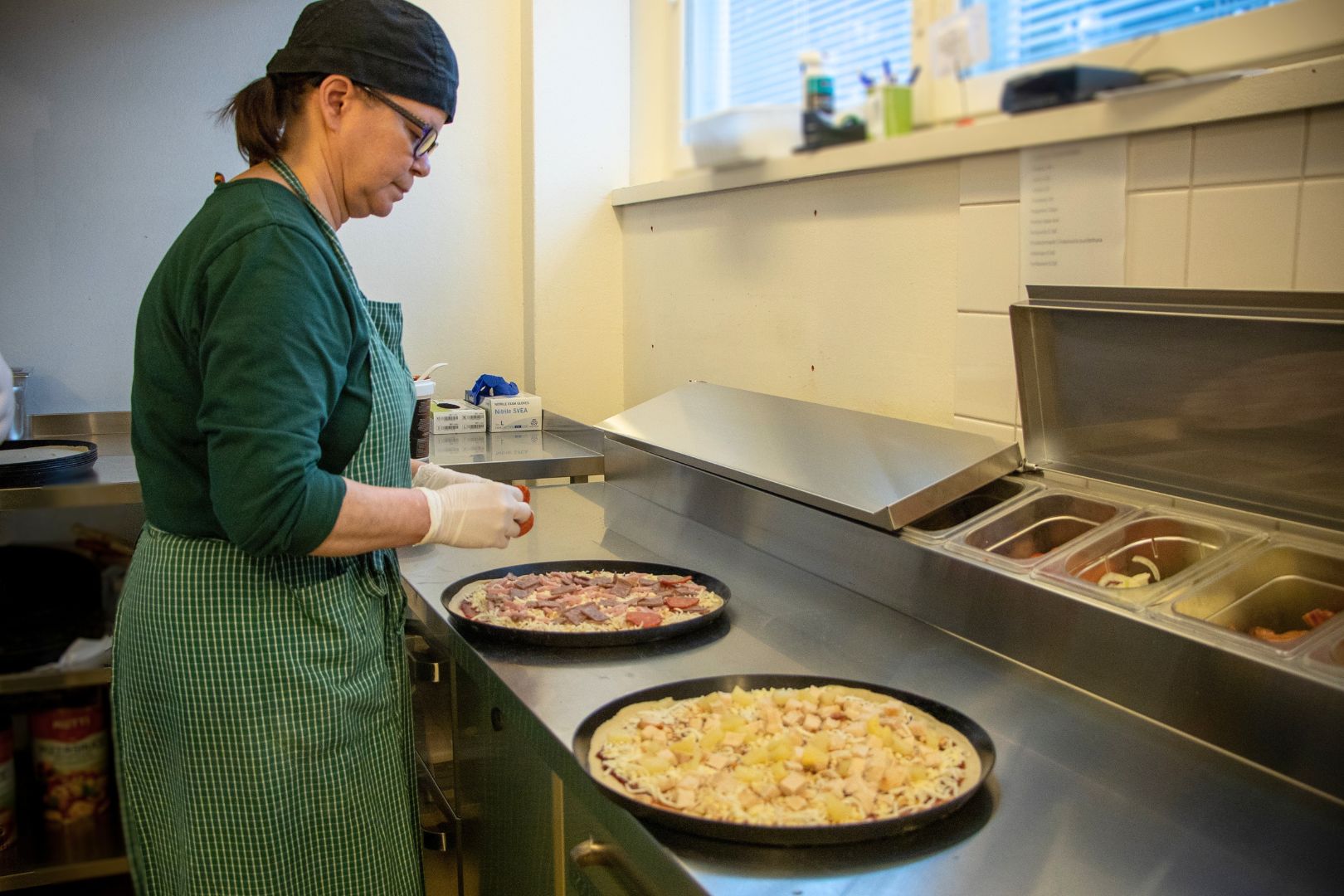 Upinniemen sotilaskodissa tehdään itse pizzapohja ja pizzat, jotka paistetaan pizzauunissa.