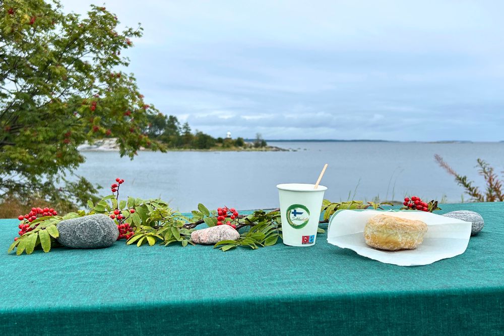 Rannikkosotilaskotiyhdistyksen munkkikahvit Kuivasaaressa.