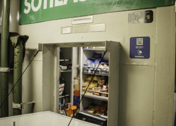 Laivakanttiinia ei ole koolla pilattu, sillä noin viiden neliön tilaan on saatu mahtumaan yli 50 erilaista tuotetta.