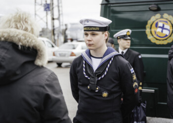 Merikulkualikersantti Joonatan Sirkka lähtee ensimmäiselle koulutuspurjehdukselle. Samalla hän hoitaa kanttiiniapulaisen tehtäviä.