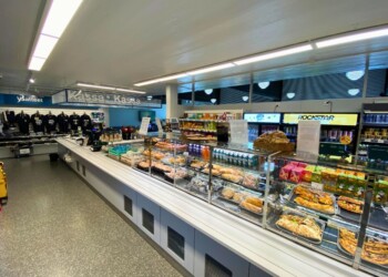 Upinniemen uudistetun sotilaskodin vitriinilinjasto.