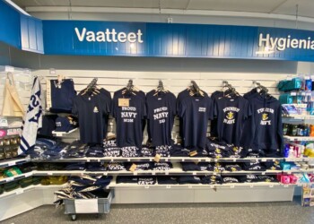 Upinniemen uudistetun sotilaskodin myymäläkalusteet.