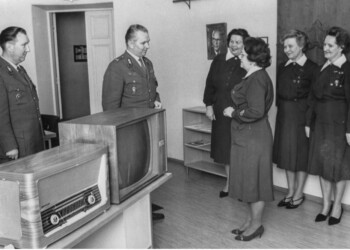 Television luovutus Hangon Rannikkopatteristolle 60-luvun alussa Hangossa. Kuva: Rannikkosotilaskotiyhdistys Television luovutus Hangon Rannikkopatteristolle 60-luvun alussa Hangossa.