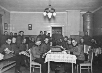 Varusmiehiä Russarön sotilaskodissa 1920-luvun lopulla. Kuva: Rannikkosotilaskotiyhdistys Varusmiehiä Russarön sotilaskodissa 1920-luvun lopulla